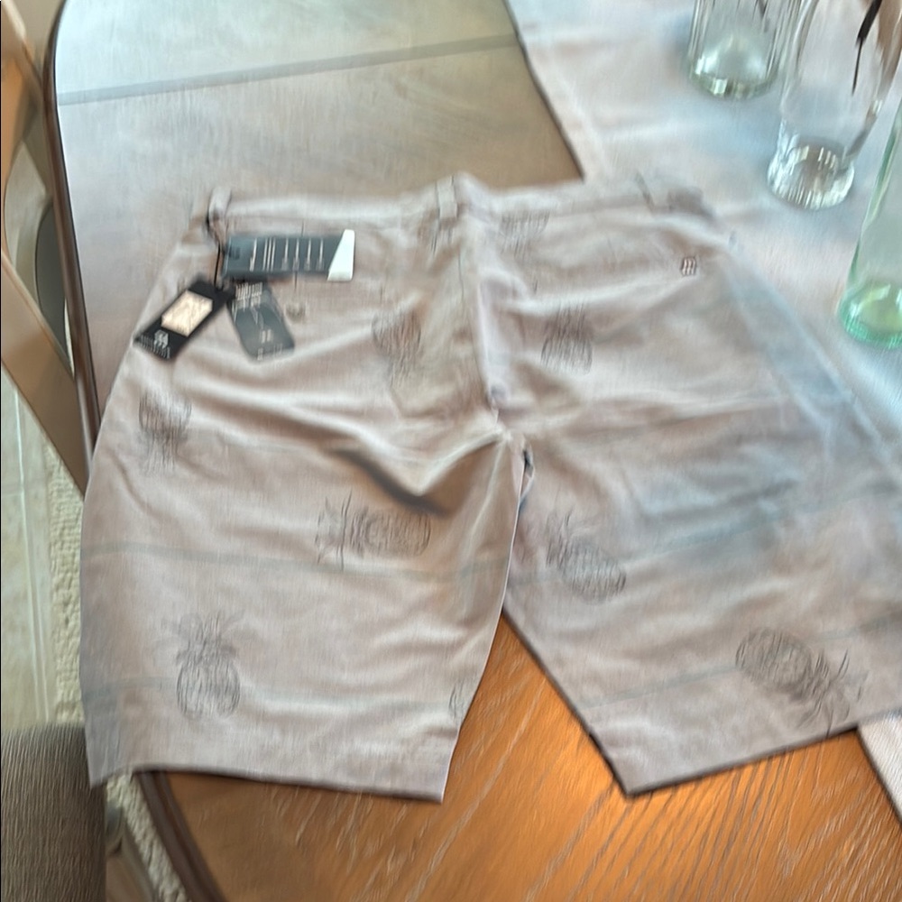Travis Mathew Pineapple Print Shorts - Gray NWT - Picture 4 of 6